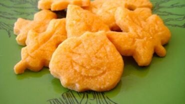 VIDEO: Cooking with Kids: How to Make Cheese Wafers with Children – Weelicious