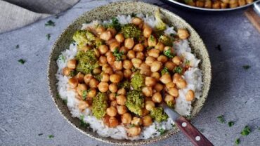 VIDEO: Garlic Broccoli Stir-Fry With Chickpeas (Easy Recipe)