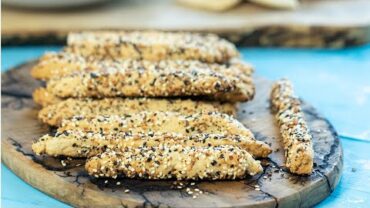 VIDEO: Quick Greek Breadsticks without Yeast: Kritsinia