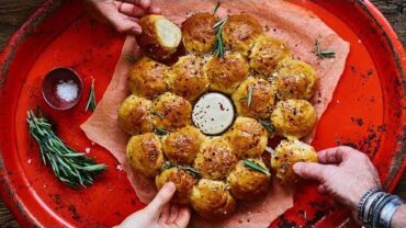 VIDEO: DOUGH BALLS WITH CHEESE DIP | Vegan Christmas Party Food