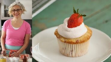 VIDEO: Strawberry Cupcakes with Strawberry Cream Cheese Frosting – Everyday Food with Sarah Carey