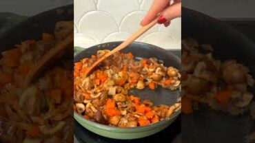 VIDEO: This Mushroom Pot Pie proves that vegan food can be satisfying 😋 #shorts