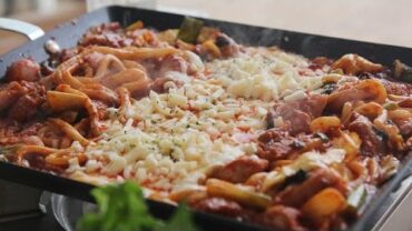 VIDEO: Cheese Dakgalbi (Spicy Stir-Fried Chicken topped with Cheese) : Honeykki 꿀키