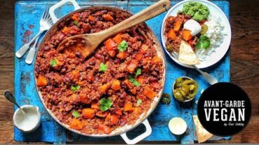 VIDEO: ULTIMATE CHILLI ‘CON CARNE’ & GUAC | @avantgardevegan by Gaz Oakley