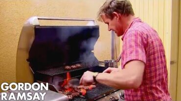 VIDEO: Gordon Ramsay Steps In & Helps To Cook Burgers | Hotel Hell