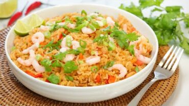 VIDEO: Shrimp Fried Rice | Easy 15 Minute Dinner Recipe