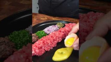 VIDEO: BEEF TARTARE 🍽️✨ with tapioca chips #shorts #asmr #recipe