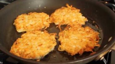 VIDEO: How to Make Potato Pancakes – Classic Potato Pancakes Recipe