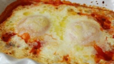 VIDEO: Baked Eggs – Eggs Baked in a Spicy Creamy Tomato Sauce – Father’s Day Brunch Idea