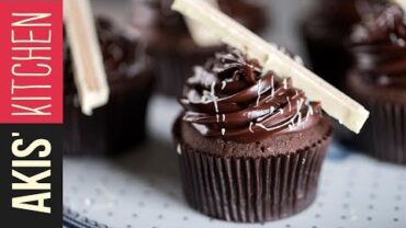 VIDEO: Triple chocolate cupcakes | Akis Petretzikis