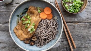 VIDEO: JAPANESE KITSUNE SOBA NOODLES – EASY & QUICK RECIPE | GLUTEN-FREE AND VEGAN きつね蕎麦