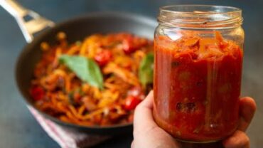 VIDEO: EPIC BOLOGNESE SAUCE | VEGAN SPAGHETTI BOLOGNESE