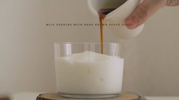 VIDEO: 어제 뭐 먹었어? 속 검은조청을 끼얹은 우유푸딩 Milk Pudding with dark brown sugar syrup | Honeykki 꿀키