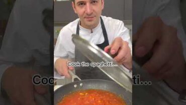 VIDEO: SPAGHETTI ALLA PUTTANESCA…Simple and delicious!🍅😋 #shorts