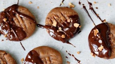 VIDEO: 3-Ingredient Peanut Butter Cookies With A SECRET Ingredient!