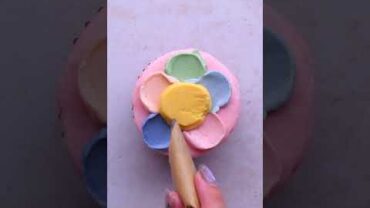 VIDEO: These Smiley Flower Cupcakes are blooming with happiness! #shorts